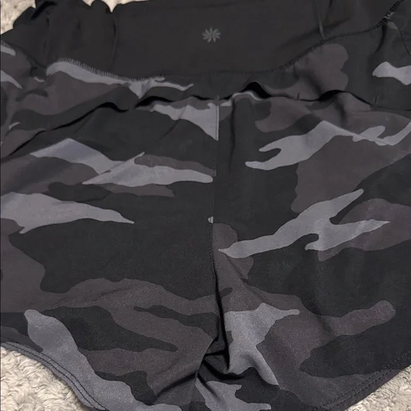 🏃‍♀️ Athleta Black Camo mid-rise Racer Run Shorts | Size Small 🖤 - Picture 4 of 8